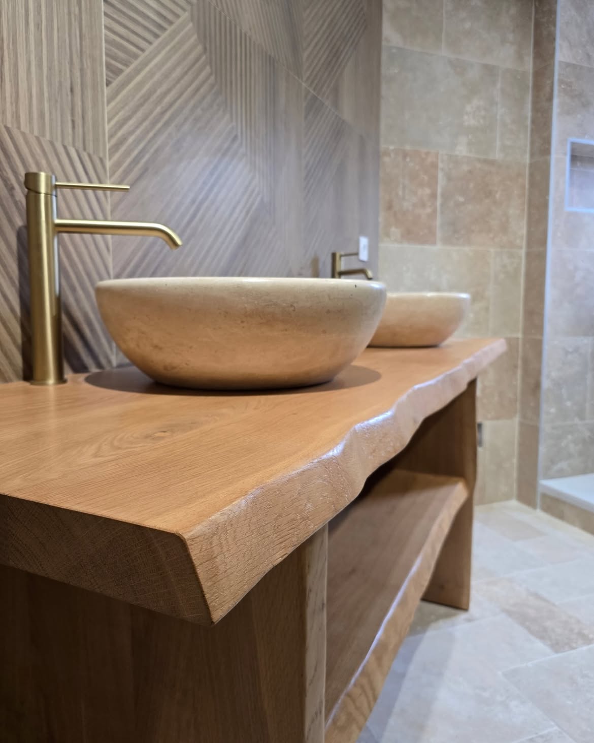 Meuble de salle de bain en chêne massif sur-mesure